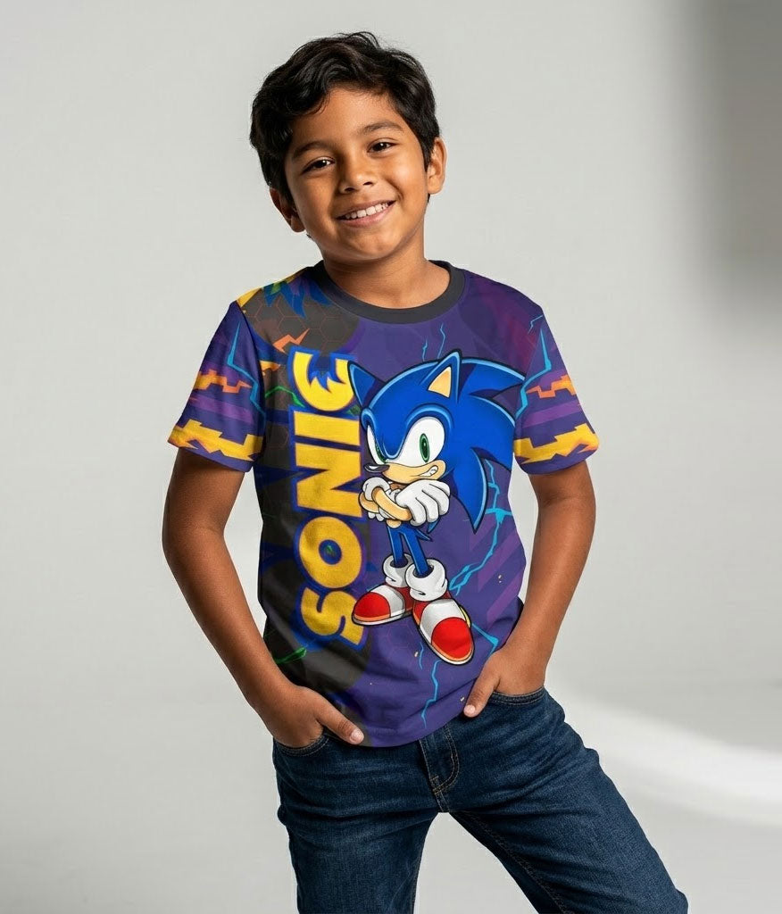 Niño con camiseta de sonic