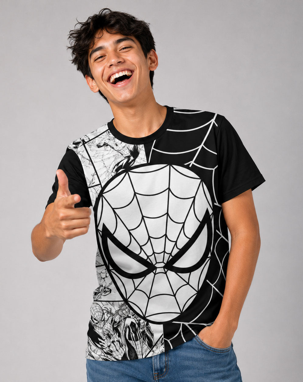 joven Modelo hombre luciendo la Camiseta Spiderman Marvel Black White en un outfit urbano streetwear.