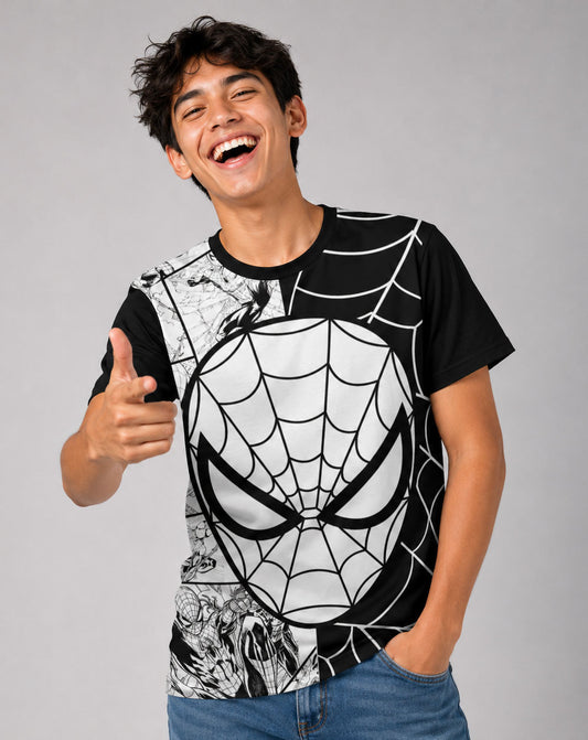 joven Modelo hombre luciendo la Camiseta Spiderman Marvel Black White en un outfit urbano streetwear.