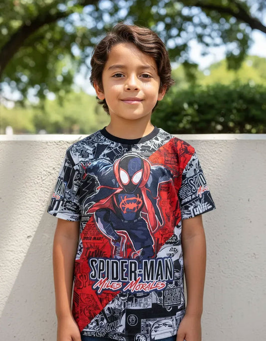 Niño vistiendo camiseta Spider-Man Miles Morales Marvel.