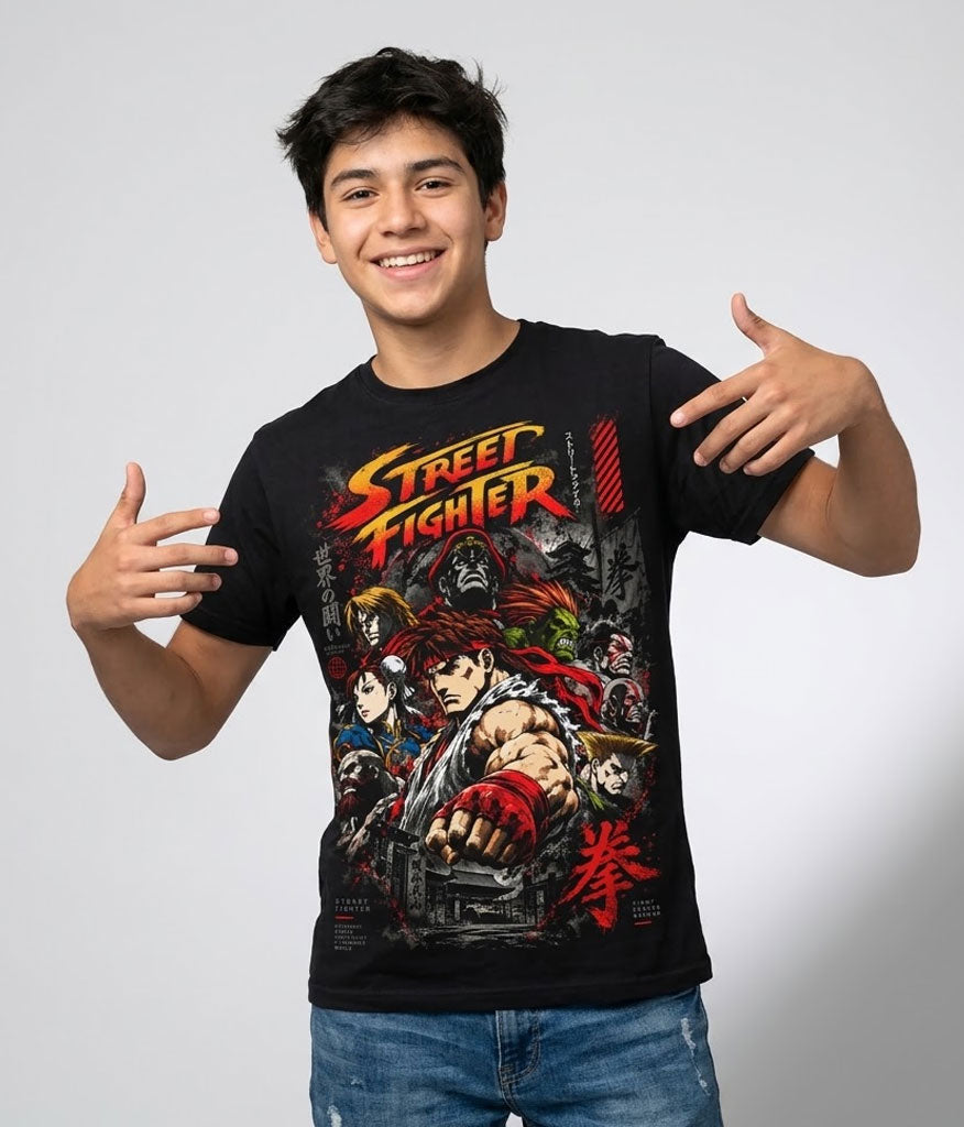 Modelo luciendo la Camiseta Street Fighter Luchadores en un outfit urbano streetwear gamer.