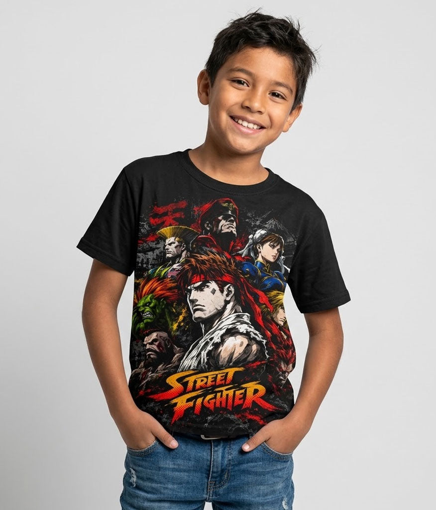 Modelo luciendo la Camiseta Street Fighter Personajes Clásicos en un outfit urbano streetwear gamer.