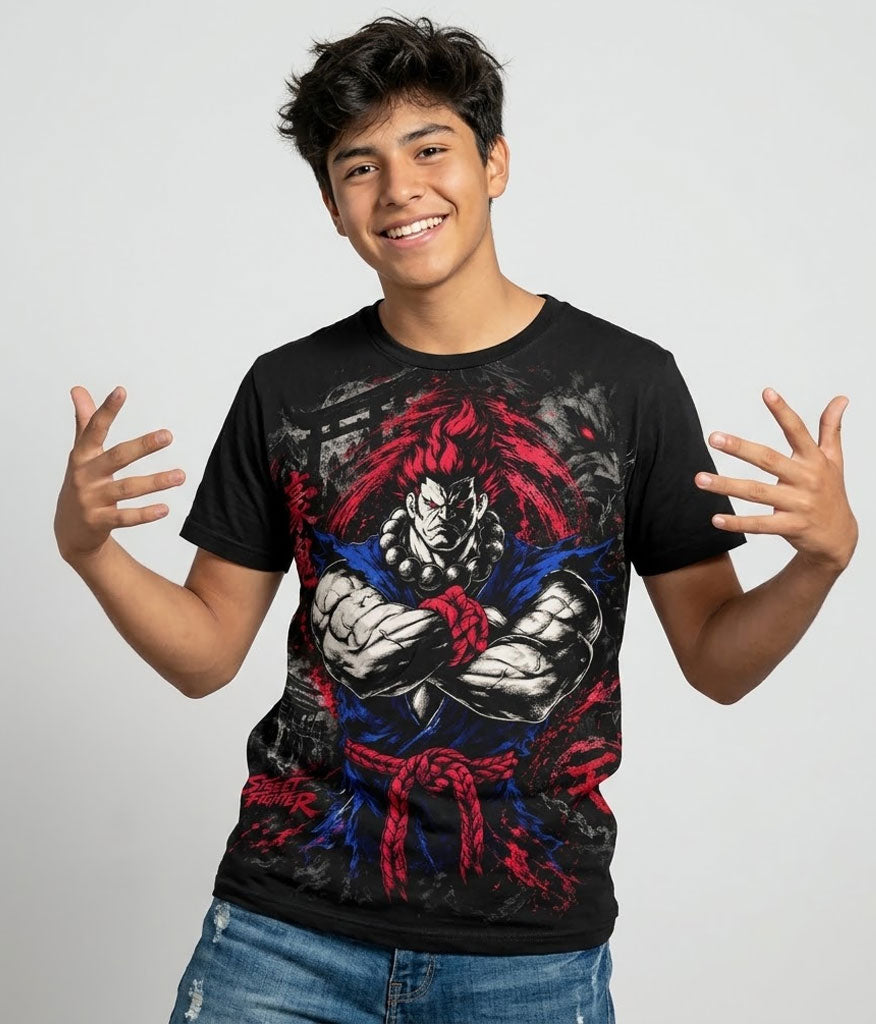 Modelo luciendo la Camiseta Street Fighter Akuma en un outfit urbano streetwear gamer.
