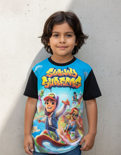 Niño usando de forma casual la camiseta urbana de Subway Surfers, mostrando un look moderno, cómodo y de estilo streetwear gamer