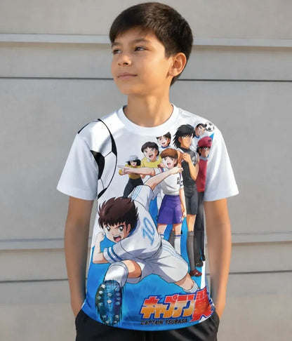 Modelo luciendo la Camiseta Súper Campeones Captain Tsubasa en un outfit urbano streetwear futbolero.