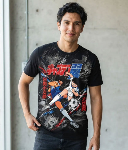 Modelo luciendo la Camiseta Súper Campeones Oliver y Benji en un outfit urbano streetwear futbolero.