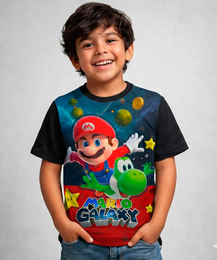Camiseta negra de algodón para niños con el diseño de Super Mario Galaxy volando entre estrellas y planetas.