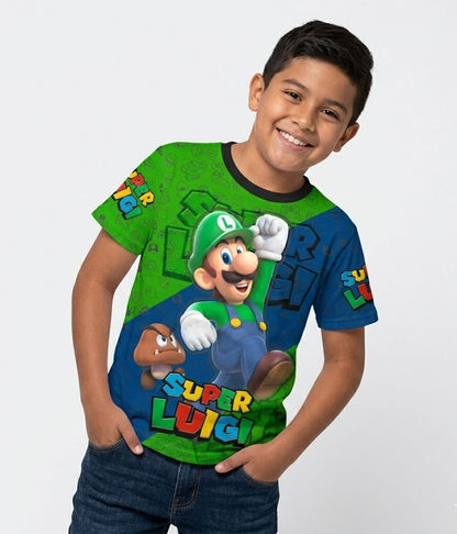 Camiseta negra de algodón para niños con el diseño de Luigi de Super Mario Bros en su pose clásica.