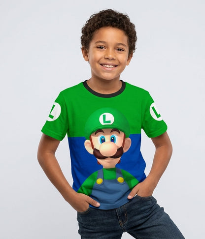 Camiseta negra de algodón para niños con el diseño clásico de Luigi de Super Mario Bros saltando.