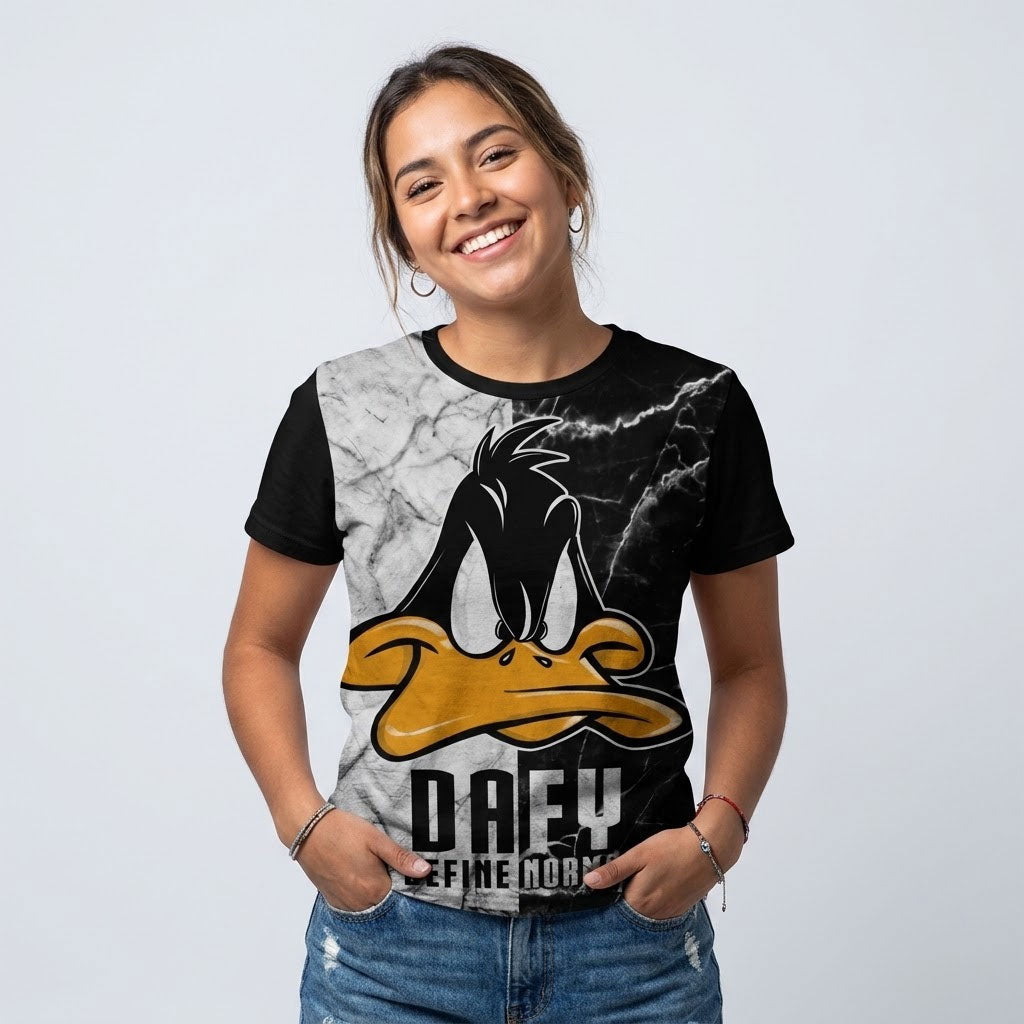 Modelo luciendo la Camiseta El Pato Lucas en un outfit urbano streetwear.
