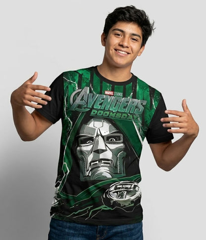 Modelo luciendo la Camiseta Avengers 5 Los Vengadores Doomsday en un outfit urbano streetwear geek.