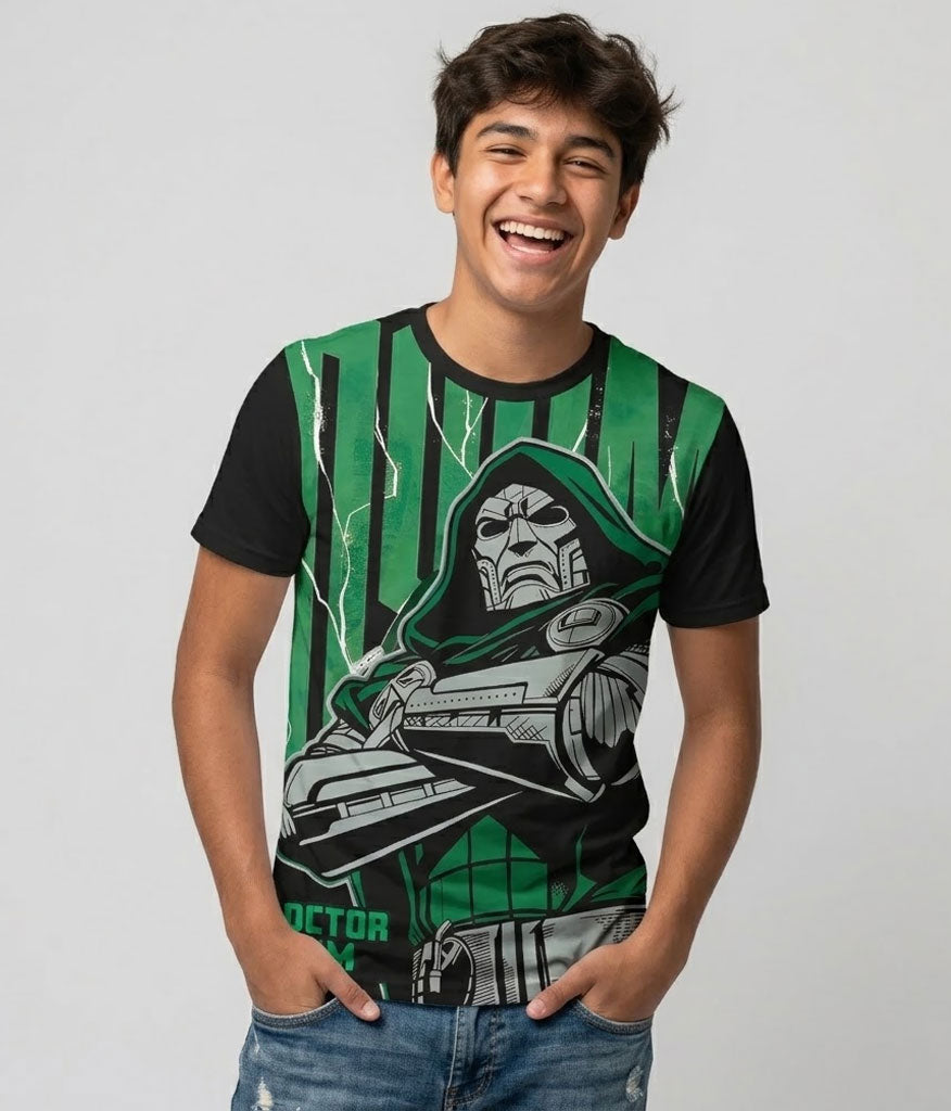 Modelo luciendo la Camiseta Avengers 5 Doctor Doom en un outfit urbano streetwear geek.