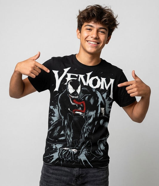 Modelo luciendo la Camiseta Venom Lengua Roja en un outfit urbano streetwear.