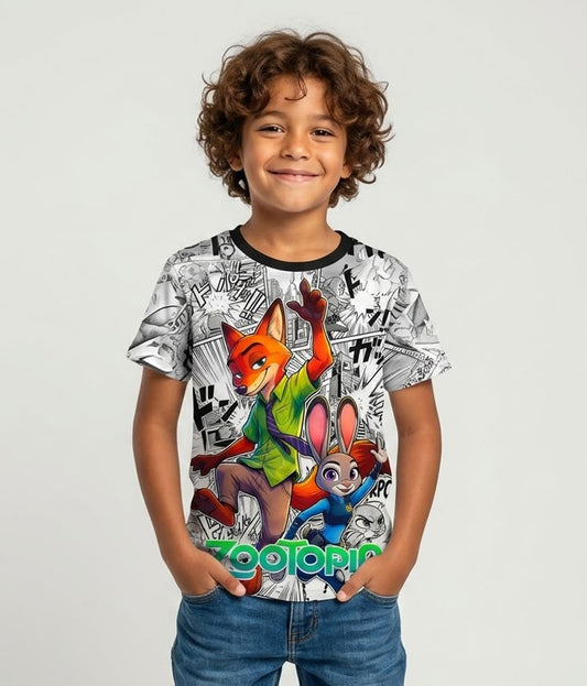 Niño vistiendo de forma casual la camiseta de Nick y Judy de Zootopia, mostrando un outfit moderno, cómodo y fresco para sus actividades del día