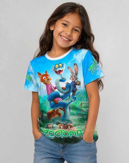 Niña usando de forma casual la camiseta de la serpiente Gary de Zootopia, mostrando un outfit moderno, cómodo y fresco para sus actividades cotidianas