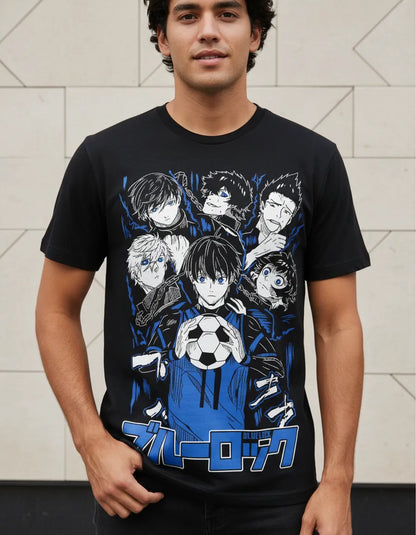 Modelo luciendo la Camiseta Blue Lock en un outfit urbano streetwear.