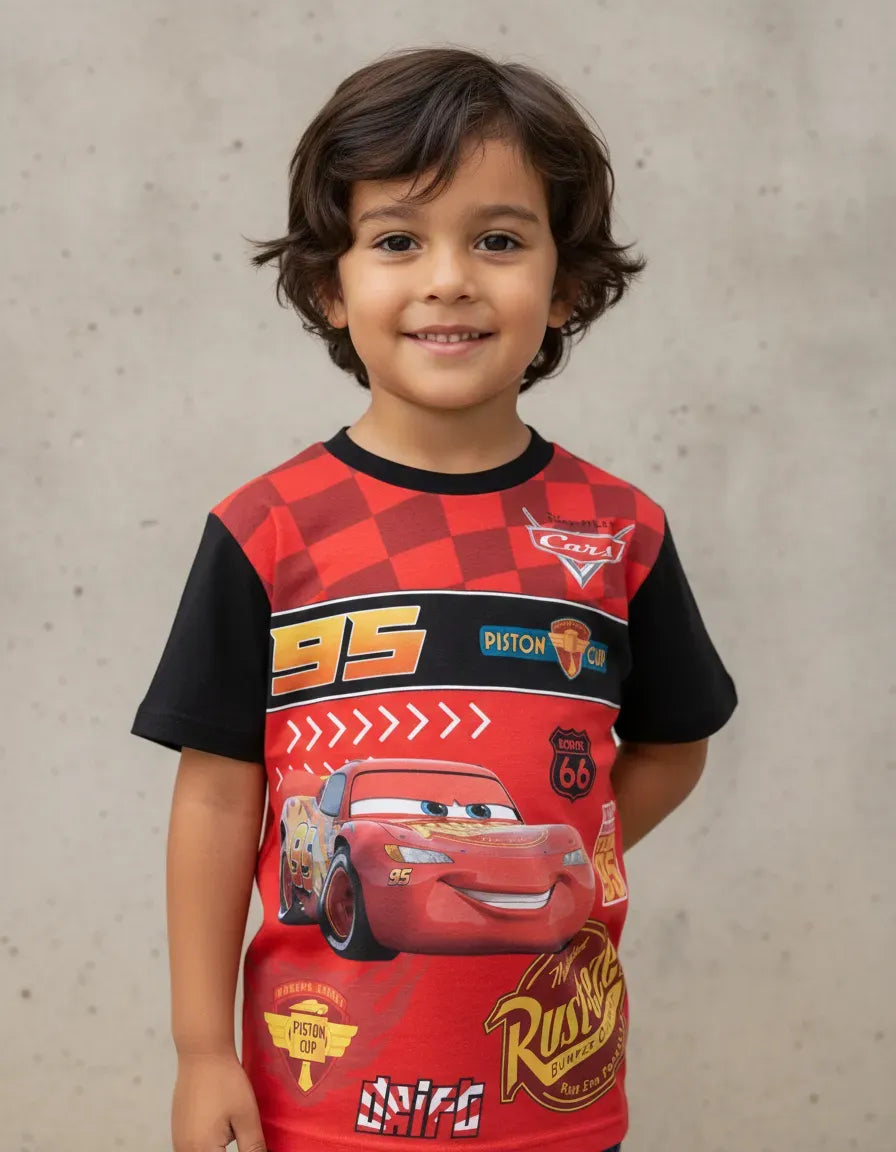 niño con camiseta del rayo mc queen