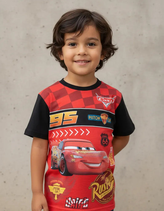 niño con camiseta del rayo mc queen