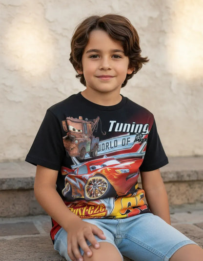 niño con camiseta del rayo mcqueen y mate la grua