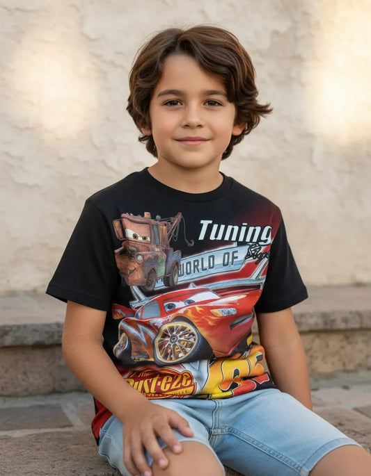 niño con camiseta del rayo mcqueen y mate la grua