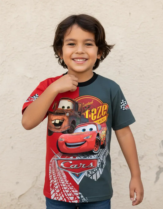 niño con camiseta negra de cars rayo y mate