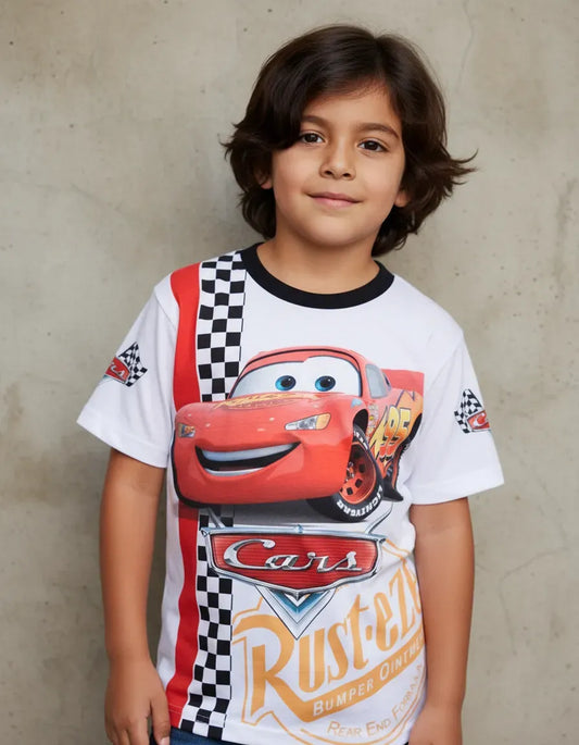 Niño feliz con camiseta de cars blanco con negro