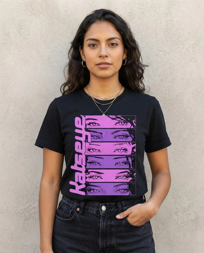 Modelo luciendo la Camiseta Pop Katseye en un outfit urbano streetwear Y2K.