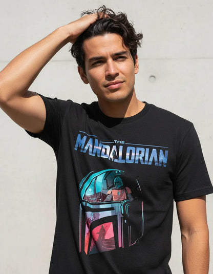 Persona vistiendo la camiseta urbana del Casco de El Mandaloriano combinada con un look casual de ropa urbana