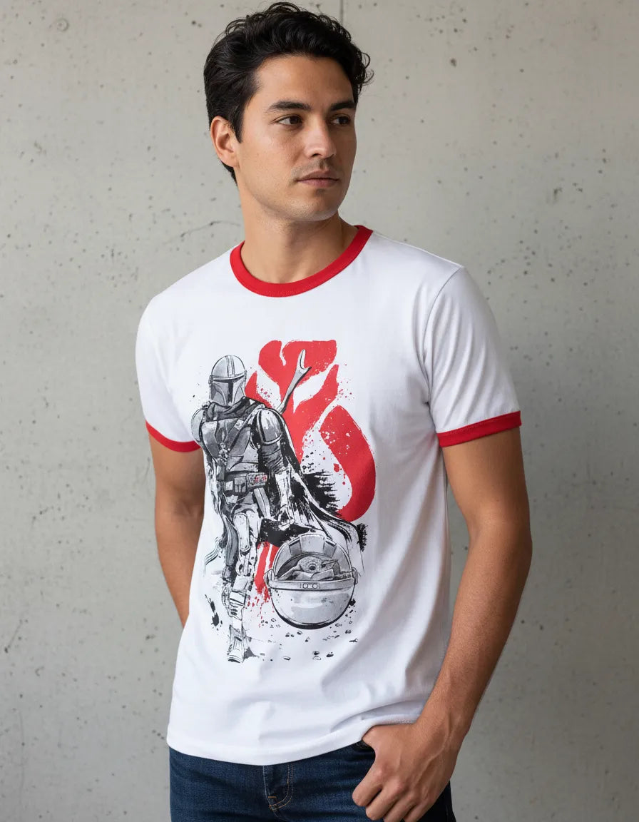 Persona con look vintage urbano vistiendo la camiseta exclusiva Mandalorian Ringer de La Camiseta