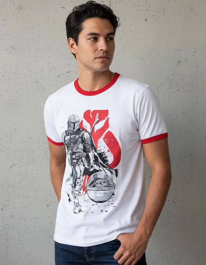Persona con look vintage urbano vistiendo la camiseta exclusiva Mandalorian Ringer de La Camiseta