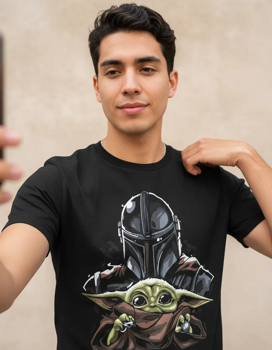 Persona vistiendo la camiseta exclusiva de The Mandalorian de corte streetwear de La Camiseta