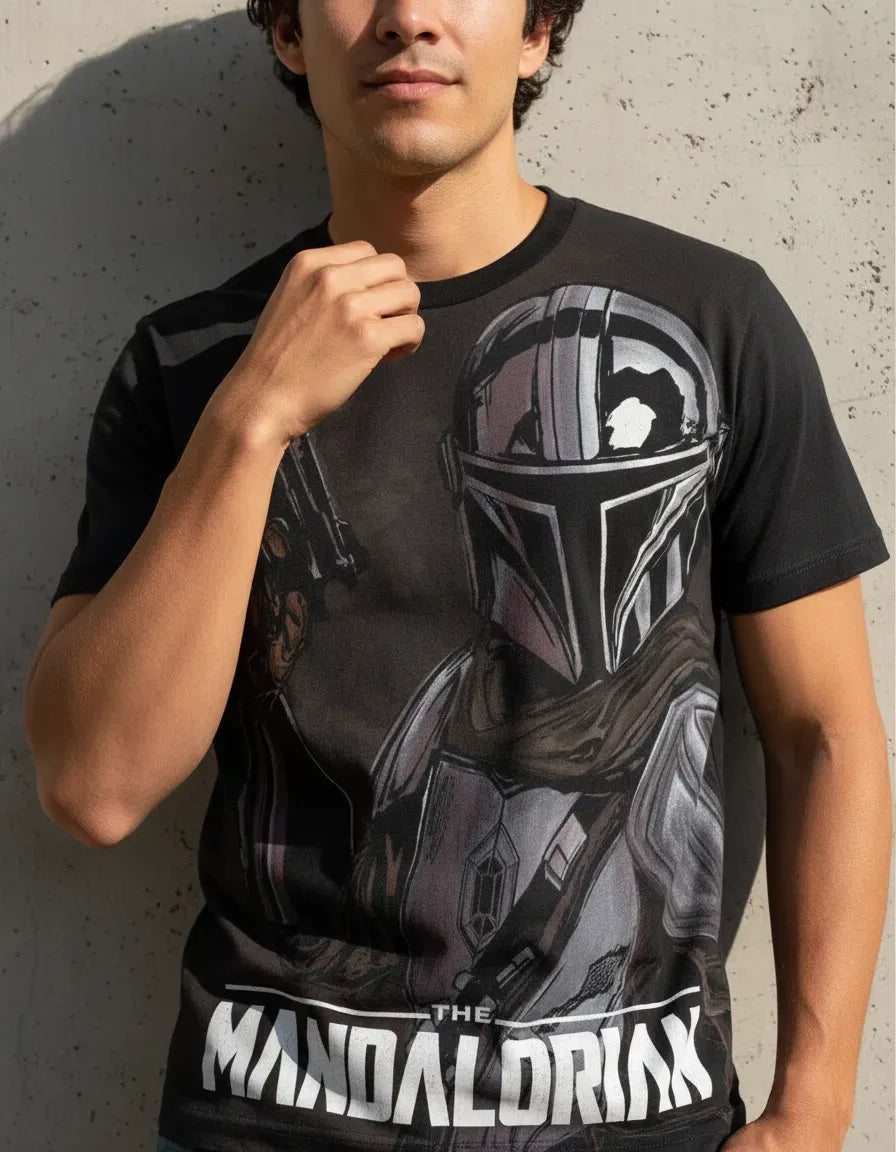 Persona con outfit urbano vistiendo la camiseta exclusiva de colección Mandalorian IB-94 de La Camiseta