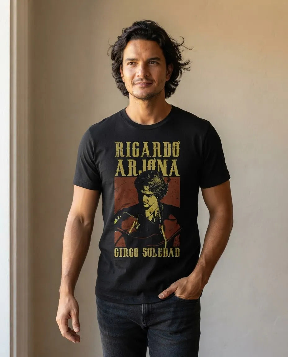 Modelo luciendo la Camiseta Ricardo Arjona Circo Soledad en un outfit urbano streetwear.
