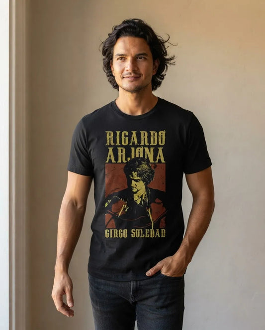 Modelo luciendo la Camiseta Ricardo Arjona Circo Soledad en un outfit urbano streetwear.