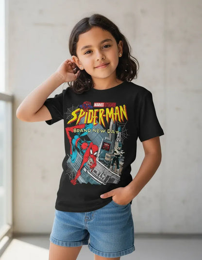 Modelo vistiendo la camiseta negra clásica de Spider-Man Brand New Day en un look casual de calle