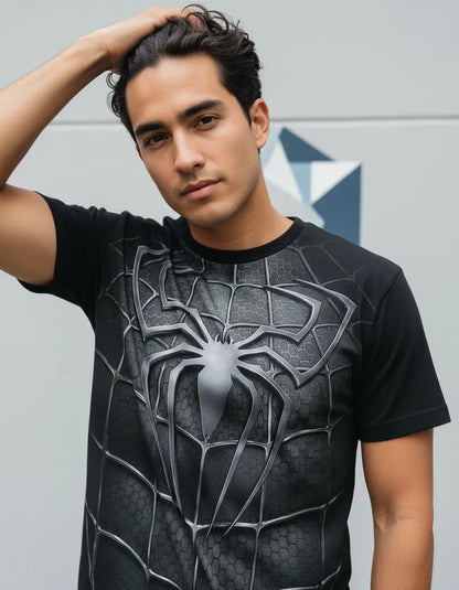Modelo luciendo la camiseta tipo traje negro de Spiderman en un outfit streetwear de tono oscuro
