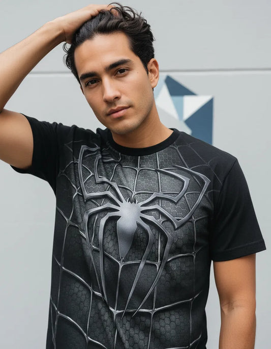 Modelo luciendo la camiseta tipo traje negro de Spiderman en un outfit streetwear de tono oscuro