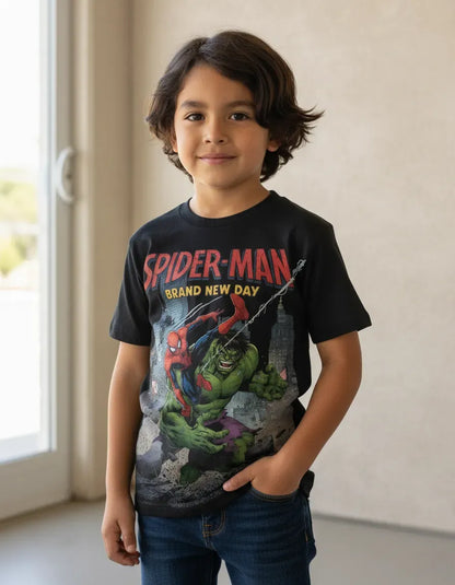 Modelo luciendo la camiseta urbana de Spider-Man y Hulk, mostrando un outfit streetwear moderno y cómodo