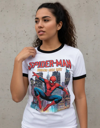 Modelo usando la camiseta ringer de Spider-Man Brand New Day en un outfit de estilo universitario retro
