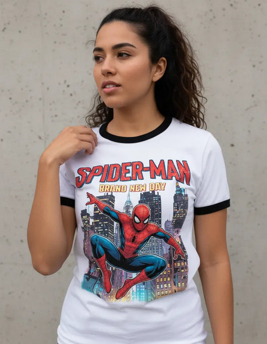 Modelo usando la camiseta ringer de Spider-Man Brand New Day en un outfit de estilo universitario retro