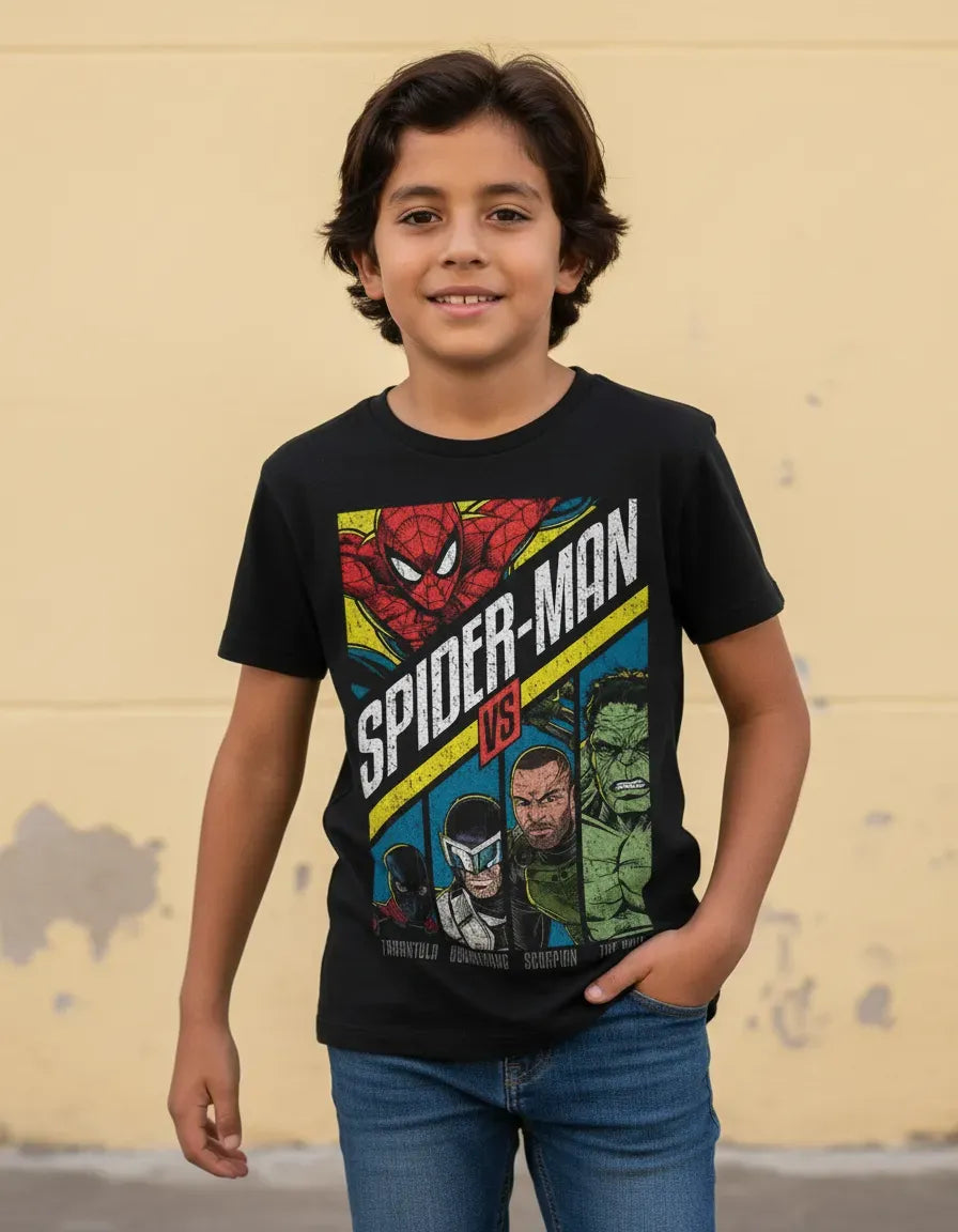Modelo usando de forma casual la camiseta de Spider-Man vs Villanos, mostrando un outfit moderno, cómodo y de estilo streetwear Marvel