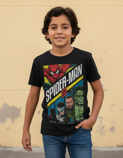 Modelo usando de forma casual la camiseta de Spider-Man vs Villanos, mostrando un outfit moderno, cómodo y de estilo streetwear Marvel