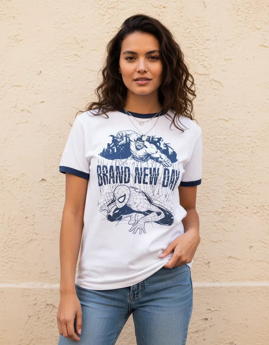 Modelo luciendo la camiseta Spider-Man modelo Ringer en un outfit urbano retro de estilo vintage streetwear