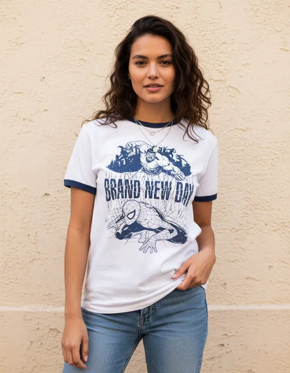 Modelo luciendo la camiseta Spider-Man modelo Ringer en un outfit urbano retro de estilo vintage streetwear