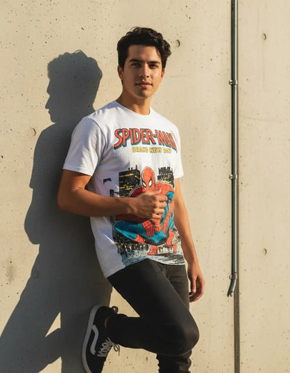 Modelo usando de forma casual la camiseta del Hombre Araña Nuevo Día, mostrando un outfit streetwear urbano y de estilo geek.