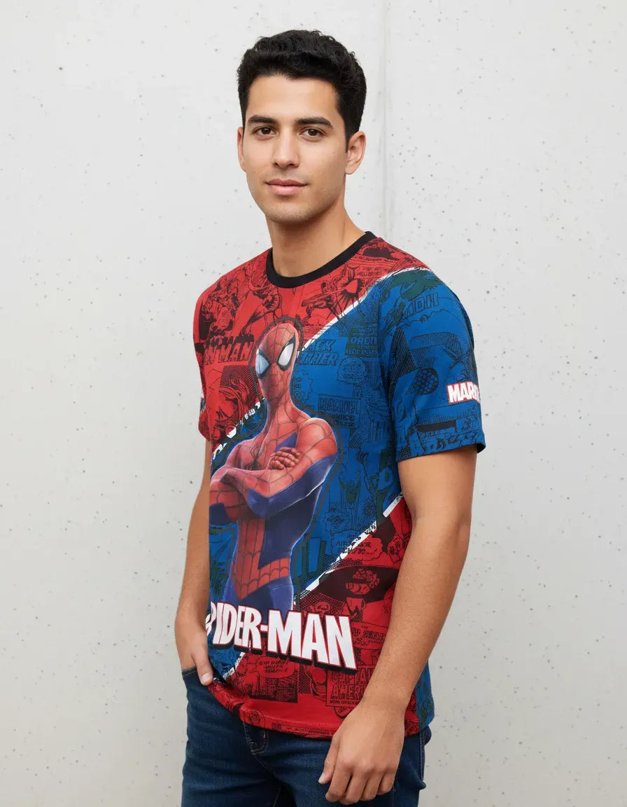 joven Modelo usando de forma casual la camiseta de Spider Peter Parker en un outfit urbano de estilo streetwear