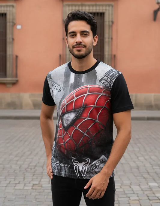 Modelo luciendo la Camiseta Spider-Man 3 en un outfit urbano streetwear.