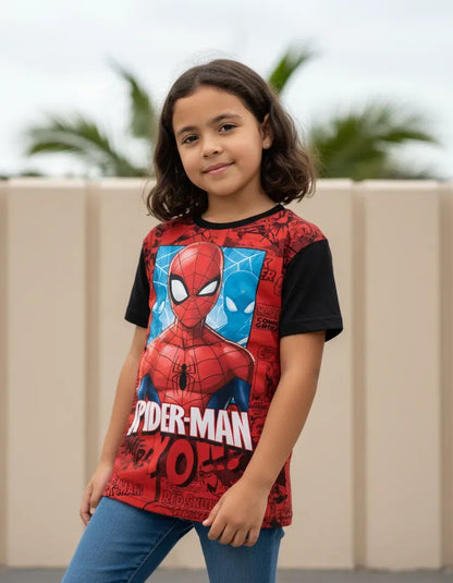 Modelo luciendo la camiseta estilo retro cómic de Spider-Man en un outfit streetwear urbano