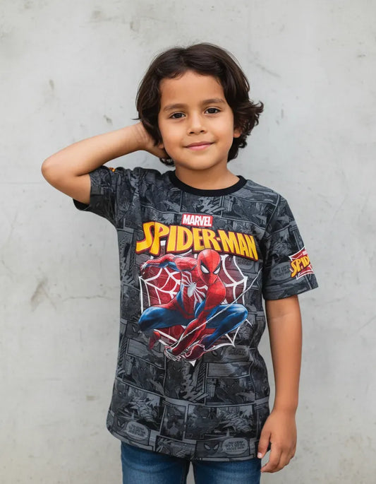 Modelo usando de forma casual la camiseta con diseño de telaraña de Spider-Man en un outfit streetwear