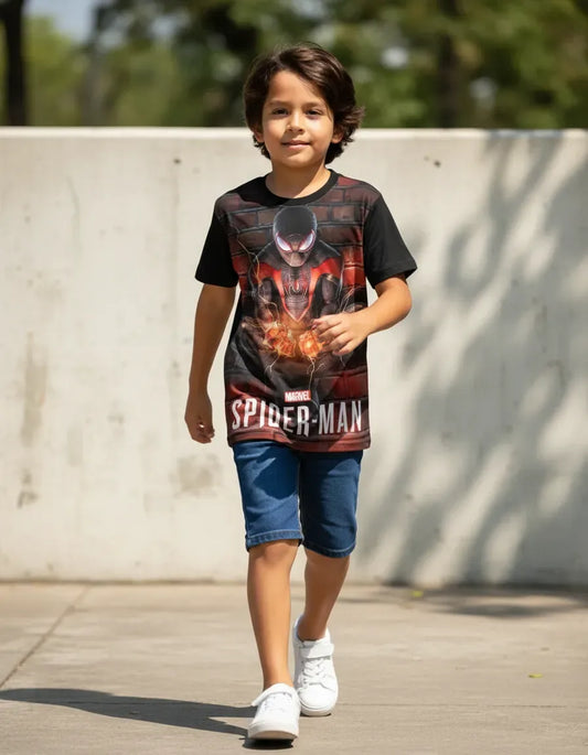Modelo luciendo la Camiseta Spider-Man Trepa Muros en un outfit urbano streetwear.